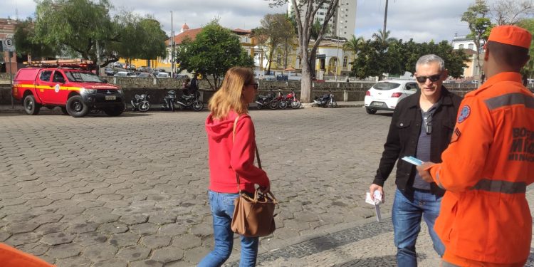 Bombeiros de São João del Rei realizam blitz educativa no centro da cidade.