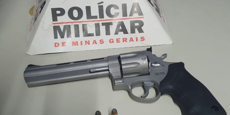 Homem é preso por porte ilegal de arma de fogo de uso restrito