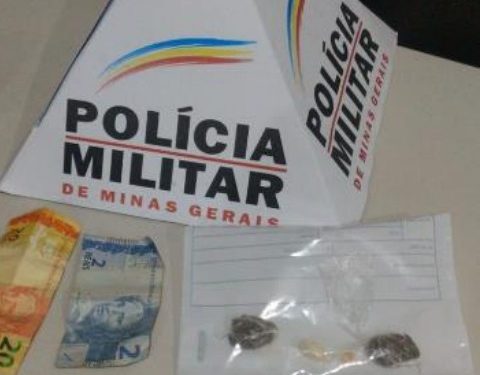 Após abordagem de policiais jovem é preso com drogas em Barroso
