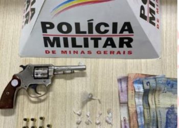 Adolescente é preso após deixar arma cair no chão e tentar fugir pelo telhado de algumas casas.