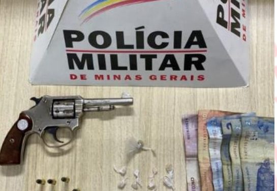Adolescente é preso após deixar arma cair no chão e tentar fugir pelo telhado de algumas casas.