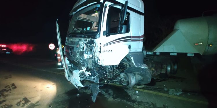 Grave acidente em rodovia entre carro e carreta deixa vitima fatal