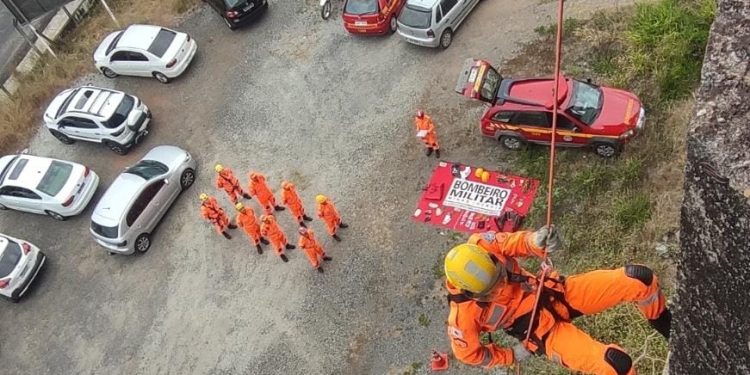 2ª Cia Ind – Bombeiros de Barbacena realizam treinamento de Salvamento em Alturas