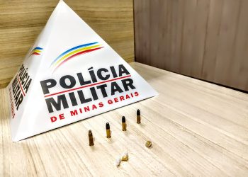 Após denúncia policias encontram munições e drogas mais autor não é encontrado.
