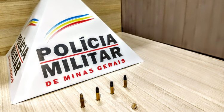 Após denúncia policias encontram munições e drogas mais autor não é encontrado.
