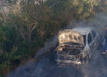 Bombeiros atendem ocorrência de incêndio em veículo na MGC 383.