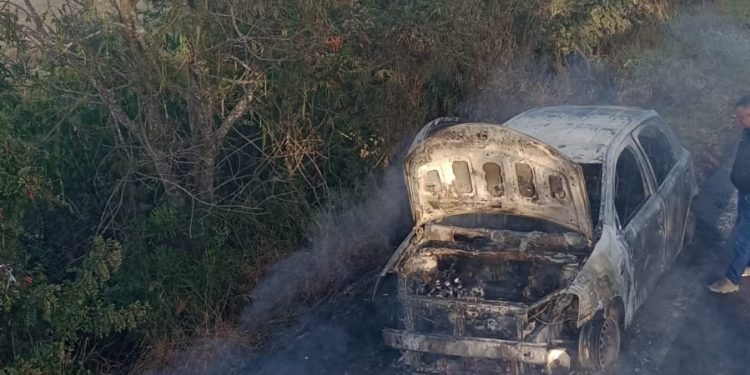 Bombeiros atendem ocorrência de incêndio em veículo na MGC 383.