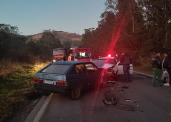 Bombeiros atendem colisão frontal de veículos em Soledade de Minas.