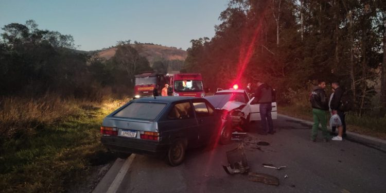 Bombeiros atendem colisão frontal de veículos em Soledade de Minas.