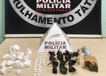 Policiais encontram drogas em casa abandonada, nenhum suspeito foi preso.
