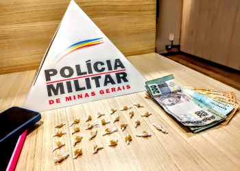 Uma adoslecente de 19 anos e um menor de 16 são presos por tráfico de drogas em São João del Rei