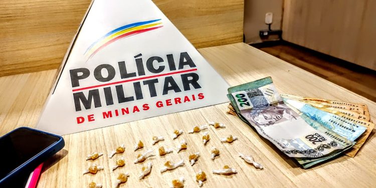 Uma adoslecente de 19 anos e um menor de 16 são presos por tráfico de drogas em São João del Rei