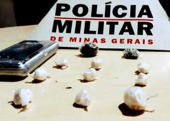 Policias encontra drogas em um campo de Santa Cruz de Minas