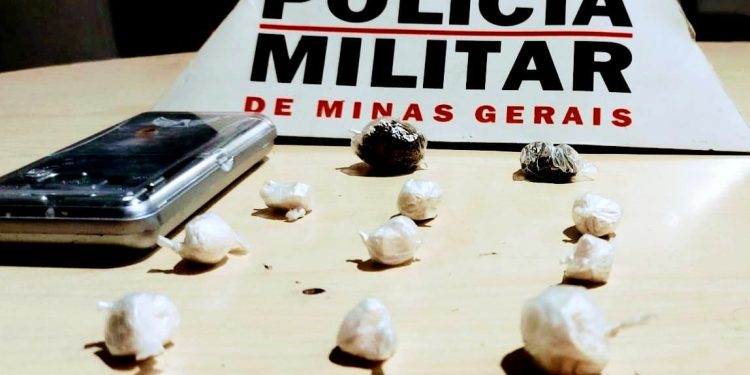Policias encontra drogas em um campo de Santa Cruz de Minas