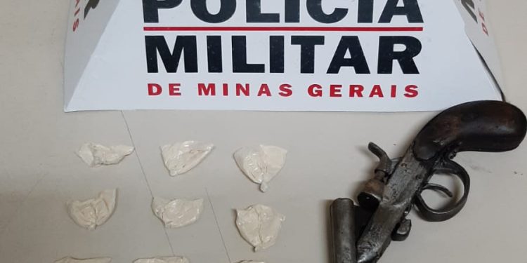 Menor de idade é apreendido com arma de fogo e drogas em Barbacena