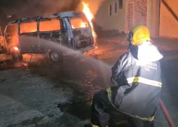 Kombi pega fogo em Alfenas