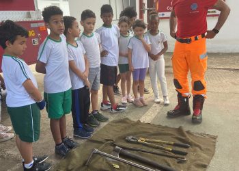 Bombeiros recebem alunos no quartel