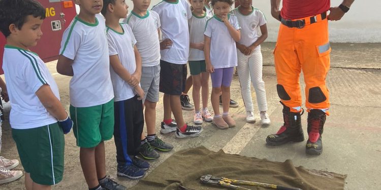 Bombeiros recebem alunos no quartel