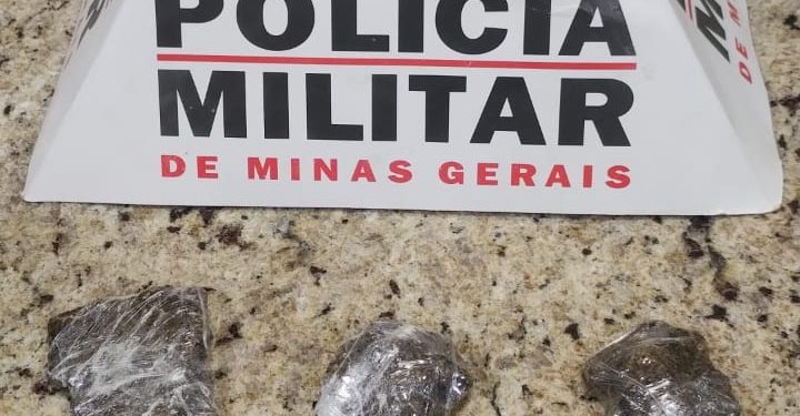 Jovem é apreendido por tráfico de drogas em Barbacena