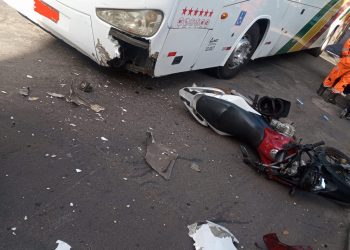 Bombeiros militares realizam atendimento de vítimas de colisão entre carro e ônibus em Conselheiro Lafaiete