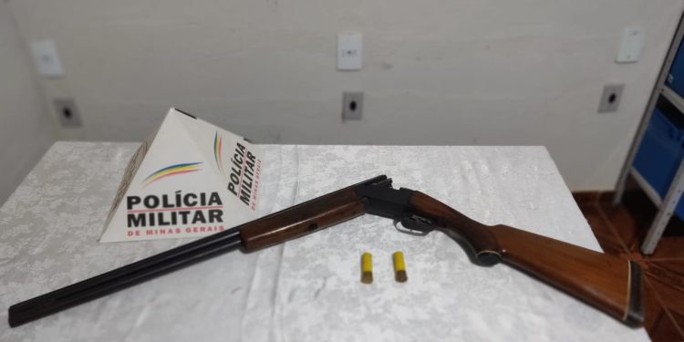 Policiais consegue convencer homem a largar armamento no chão e não comer suicidio.