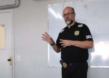 Inspetor adjunto do 13° Departamento realiza palestra sobre a carreira de investigador em Barbacena