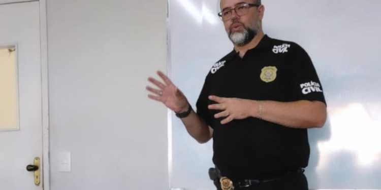 Inspetor adjunto do 13° Departamento realiza palestra sobre a carreira de investigador em Barbacena