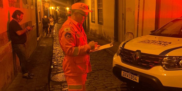 Corpo de Bombeiros participa de operação em conjunto com outros órgãos de segurança e prefeitura da cidade.