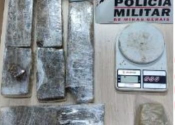Policiais apreendem drogas e materias usados para tráfico de drogas no bairro Matosinhos.