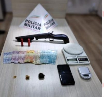 Jovem é preso por porte ilegal de armas e tráfico de drogas no bairo Rio Acima