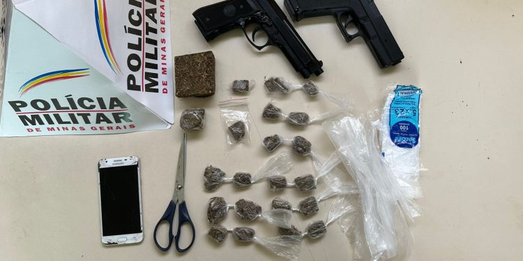 Policias encontram arma e drogas em apartamento, uma adolescente de 17 anos é presa. E a mesma diz que não sabia da existencia das drogas que só estaria ali tomando conta no cachorro.