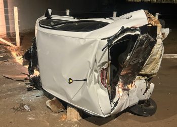 Veículo em fuga perde o controle e colide em canteiro