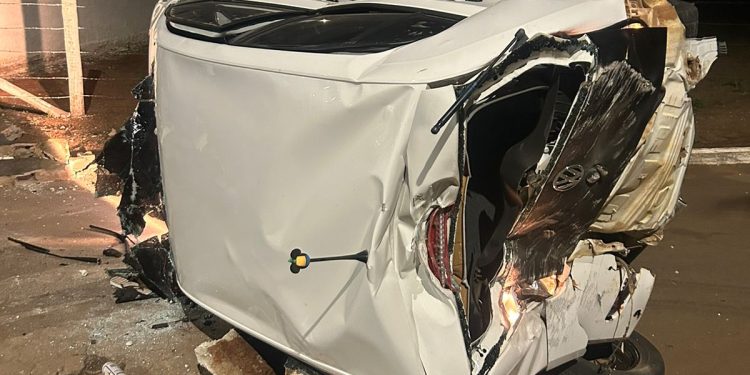 Veículo em fuga perde o controle e colide em canteiro
