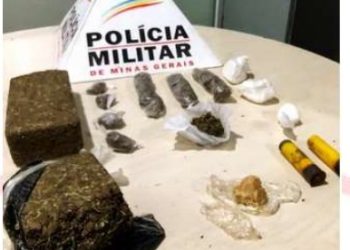 Após denúncia, policiais encontram drogas. Nenhum dos suspeitos foram apreendidos.