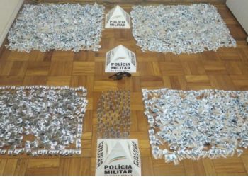 Quatro pessoas foram presas tráficando drogas de Juiz de Fora para Andrelandia. Dentre eles uma jovem de 24 anos com quem foi encontrados 2.636 pinos de cocaína.