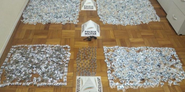 Quatro pessoas foram presas tráficando drogas de Juiz de Fora para Andrelandia. Dentre eles uma jovem de 24 anos com quem foi encontrados 2.636 pinos de cocaína.