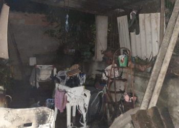Bombeiros combatem incêndio em residência no Centro