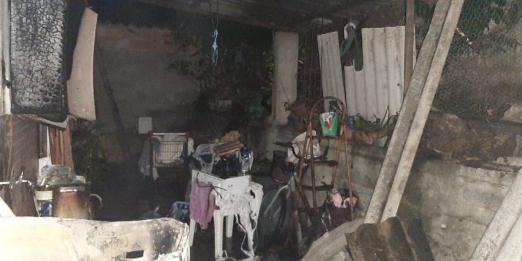 Bombeiros combatem incêndio em residência no Centro