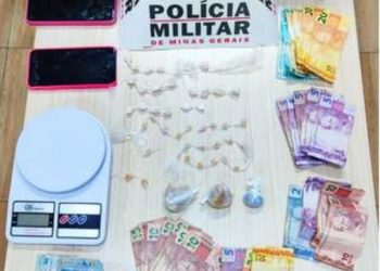 Policiais apreende drogas, dinheiro e notas falsas no Bairro Matosinhos; cinco pessoas foram presas, tendo entre 16, e 65 anos.