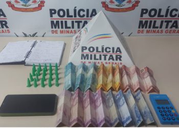 Condutor de carro é preso com anotações de drogas e com 20 pinos de cocaina.
