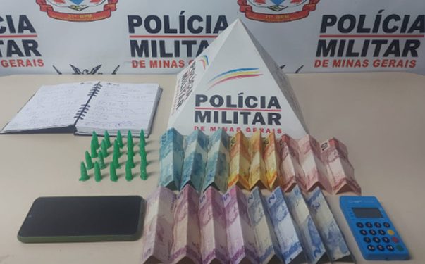 Condutor de carro é preso com anotações de drogas e com 20 pinos de cocaina.