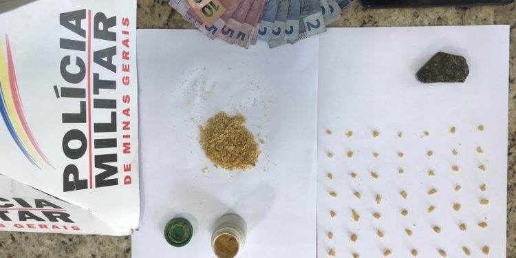 Homem de 22 anos é preso com 56 pedras de crack em Barbacena