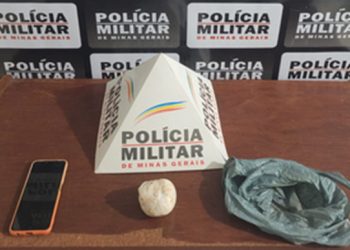 Um menor de 16 anos e um maior de 35 foram presos por tráfico de drogas em Piranga-MG ; o homem de 35 anos é quem fornecia drogas para o menor.