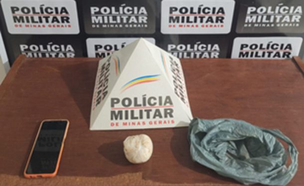 Um menor de 16 anos e um maior de 35 foram presos por tráfico de drogas em Piranga-MG ; o homem de 35 anos é quem fornecia drogas para o menor.
