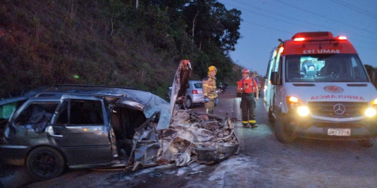 Bombeiros atuam em acidente automobilístico com quatro vítimas na MGC 383