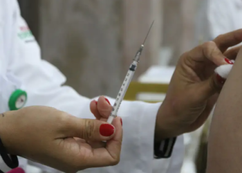 Covid-19 persiste mesmo com fim da pandemia; vacina é crucial nesse cenário