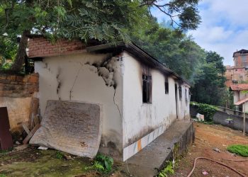 Bombeiros combatem incêndio em residência no bairro Boa Morte