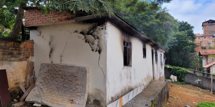 Bombeiros combatem incêndio em residência no bairro Boa Morte
