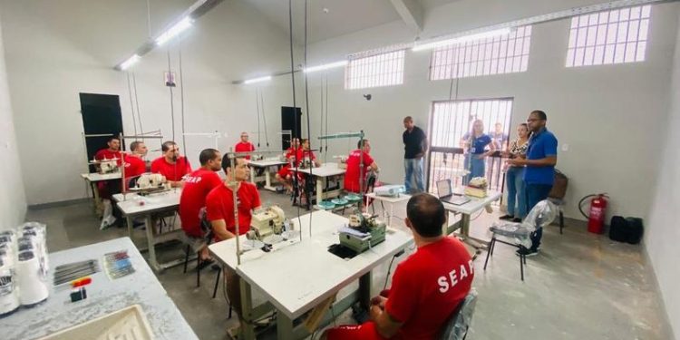 Presos da Penitenciária de Muriaé iniciam produção de aventais para procedimentos médicos e industriais