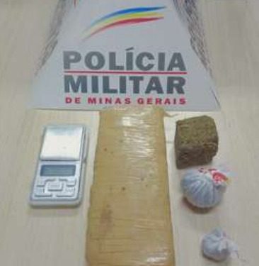 Policiais encontram drogas Bairro Vila São Paulo, suspeito até o momento não foi encontrado.
